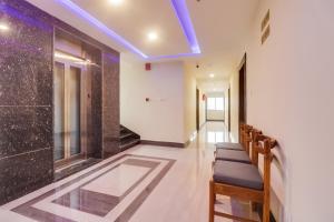 um corredor de um hospital com uma sala de espera em Townhouse Hotel Dj Grand em Tirupati
