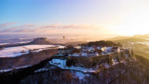 - une vue aérienne sur un château au sommet d'une montagne dans l'établissement Ferienwohnung KAKADU Apartment Dresden Laubegast WLAN TV Fahrrad, à Dresde