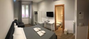 pokój hotelowy z łóżkiem i telewizorem w obiekcie Rent Rooms Colosseum w Rzymie