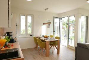 a kitchen and dining room with a table and chairs at Baabe Villen Ensemble Fewo 22 _Str in Baabe
