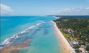 - une vue aérienne sur la plage et l'océan dans l'établissement suite arraial, à Arraial d'Ajuda