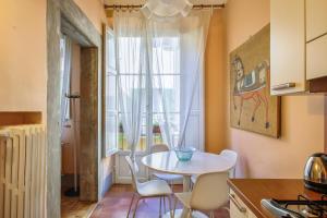 佛羅倫斯的住宿－Lemon Tree One Bedroom with Balcony，厨房配有桌椅和窗户。