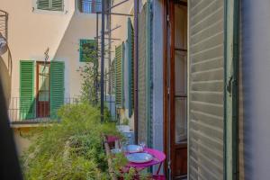 a patio with a table and chairs on a balcony at Lemon Tree One Bedroom with Balcony in Florence