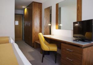 TV i/ili multimedijalni sistem u objektu Maldron Hotel Tallaght