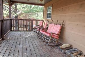 three rocking chairs sitting on the porch of a cabin at Mountain Dew - 2 Bedrooms, 2 Baths, Sleeps 4 cabin in Gatlinburg