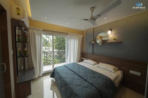 1 dormitorio con cama y ventana grande en Ncomforts Luxurious Apartments, en Perintalmanna