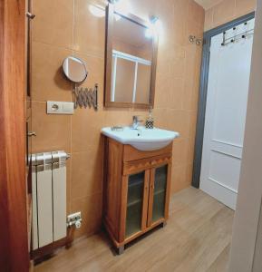 La salle de bains est pourvue d'un lavabo et d'un miroir. dans l'établissement Victoria Stay, à Alcalá la Real