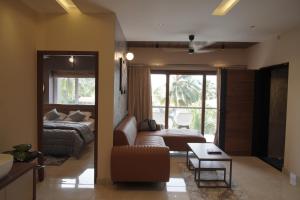 sala de estar con sofá y cama en Ncomforts Luxurious Apartments, en Perintalmanna