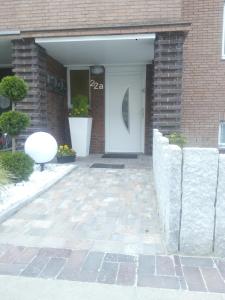 a front door of a brick house with a white door at Apartments Lindenstraße in Wilhelmshaven