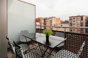 a table and chairs on a balcony with a view at TSA Sepulveda in Barcelona
