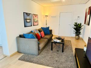 ein Wohnzimmer mit einem Sofa und einem Tisch in der Unterkunft Urbanstay Suites - Grand Place 2 Bd Penthouse in Brüssel