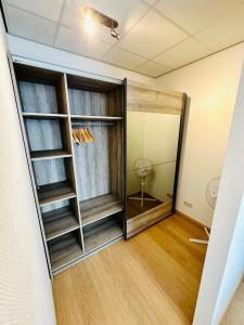 Zimmer mit einem Schrank und einem Spiegel in der Unterkunft Urbanstay Suites - Grand Place 2 Bd Penthouse in Brüssel