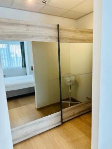 einen Spiegel in einem Zimmer mit einem Schlafzimmer in der Unterkunft Urbanstay Suites - Grand Place 2 Bd Penthouse in Brüssel