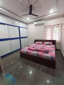 Een bed of bedden in een kamer bij New Premium Fully Furnished 2 BHK Flats Near Station