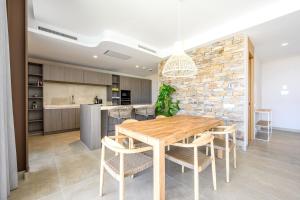 a kitchen and dining room with a wooden table and chairs at Dobo Marbella Bermeja in Estepona