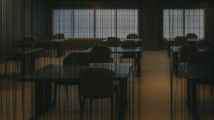uma sala vazia com mesas, cadeiras e janelas em seaside hills resort izu aoitsuki em Ito