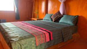 um quarto com uma cama grande e uma cabeceira em madeira em Cổng Trời Homestay em Ha Giang