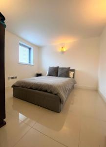 - une chambre blanche avec un lit dans l'établissement Contemporary Eco-Home near Bristol Harbourside, à Bristol