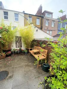 un jardín con un banco y algunas plantas en Contemporary Eco-Home near Bristol Harbourside en Bristol