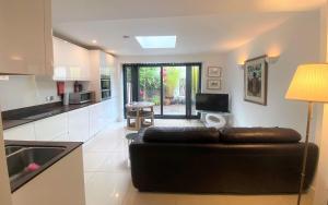 sala de estar con sofá y cocina en Contemporary Eco-Home near Bristol Harbourside en Bristol