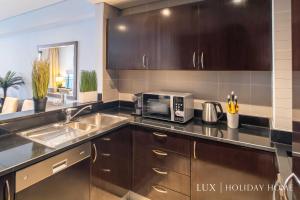 Kuchyň nebo kuchyňský kout v ubytování LUX The Anantara Residence Suite