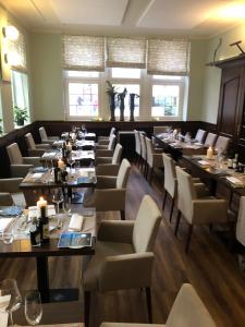 ein Esszimmer mit langen Tischen und Stühlen in der Unterkunft Hotel Feldmann in Münster