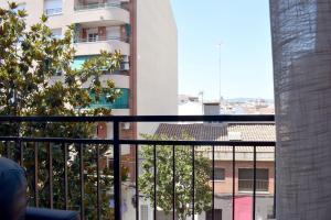 een uitzicht vanaf het balkon van een gebouw bij Apartamentos Atlas Terrassa IV (Les Escoles) in Terrassa