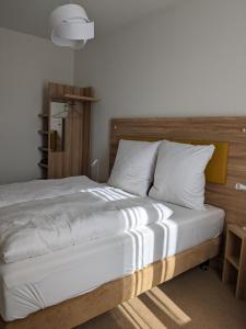Postel nebo postele na pokoji v ubytování Gasthaus Mandelhof