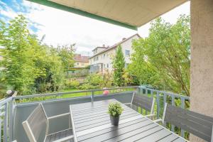 a deck with a table and chairs on a balcony at NT01 schönes Appartement - ideal für Teams Self Check-In in Nürtingen