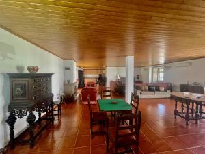 un ampio soggiorno con tavolo e sedie di Casa de Simaens a Felgueiras