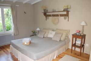 ein Schlafzimmer mit einem großen Bett in einem Zimmer in der Unterkunft le cabanon tendance du Luberon in Mérindol