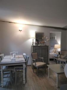 Zimmer mit einem Tisch, Stühlen und einem Bett in der Unterkunft le cabanon tendance du Luberon in Mérindol
