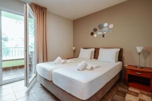 Postel nebo postele na pokoji v ubytování Matilde Beach Resort + 33 fotografií