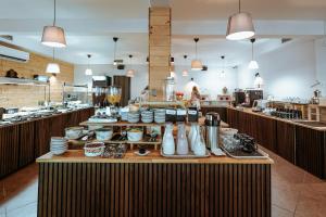 - une cuisine avec un comptoir avec des assiettes et des ustensiles dans l'établissement Matilde Beach Resort, à Vodice