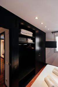 sypialnia z czarnymi ścianami i czarną szafą w obiekcie TSA Sepulveda w Barcelonie