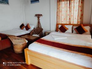 Giường trong phòng chung tại Lake View Lodge Sarangkot