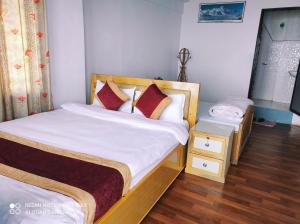 Giường trong phòng chung tại Lake View Lodge Sarangkot