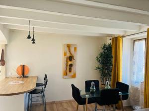a dining room with a table and chairs at MS Duplex in Corbeil-Essonnes