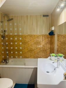 a bathroom with a sink and a toilet and a tub at MS Duplex in Corbeil-Essonnes
