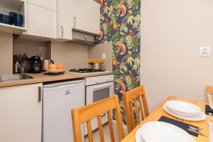a kitchen with a table and a table and chairs at Apartament Dlugie Ogrody Gdansk Downtown by Renters in Gdańsk