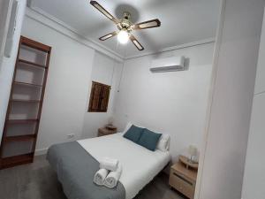 Schlafzimmer mit einem Bett und einem Deckenventilator in der Unterkunft Nice flat in Gran Via CB-GRAC-18B in Madrid