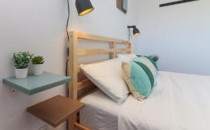 - une petite chambre avec un lit et une table dans l'établissement Chalet para 12 personas con piscina en Illescas Toledo, à El Viso de San Juan