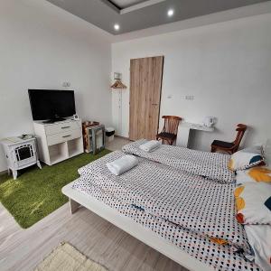 1 dormitorio con 2 camas y TV de pantalla plana en Centrum Villa Szolgáltatóház, en Tokaj