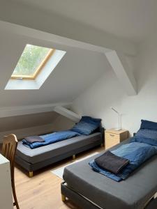 une chambre avec deux lits et une fenêtre dans l'établissement Übernachtung by Tag, à Staufenberg