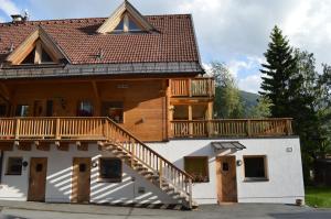 une maison avec une terrasse sur le côté dans l'établissement Alexandra Alber Villa Schlosskopf, à Sankt Anton am Arlberg