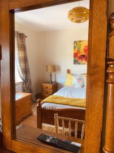 Een bed of bedden in een kamer bij Dulrush Lodge Guest House, Restaurant and Self-Catering