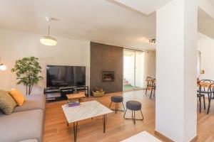 a living room with a couch and a table at Chalet para 12 personas con piscina en Illescas Toledo in El Viso de San Juan