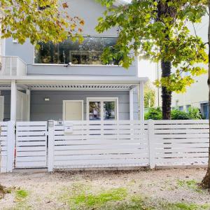 een wit hek voor een huis bij Lupicante 56 Cesenatico in Cesenatico