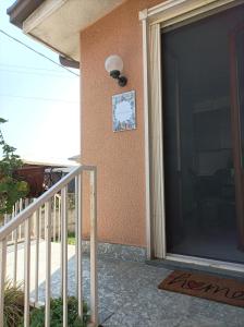 une porte de garage avec une horloge sur une maison dans l'établissement Malmaison - Casa vacanze, à Verdellino