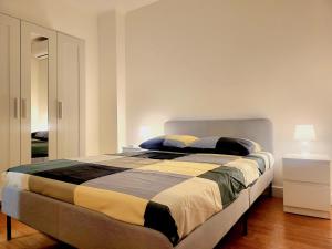 ein Schlafzimmer mit einem großen Bett in einem Zimmer in der Unterkunft Maison de charme in Toulouse
